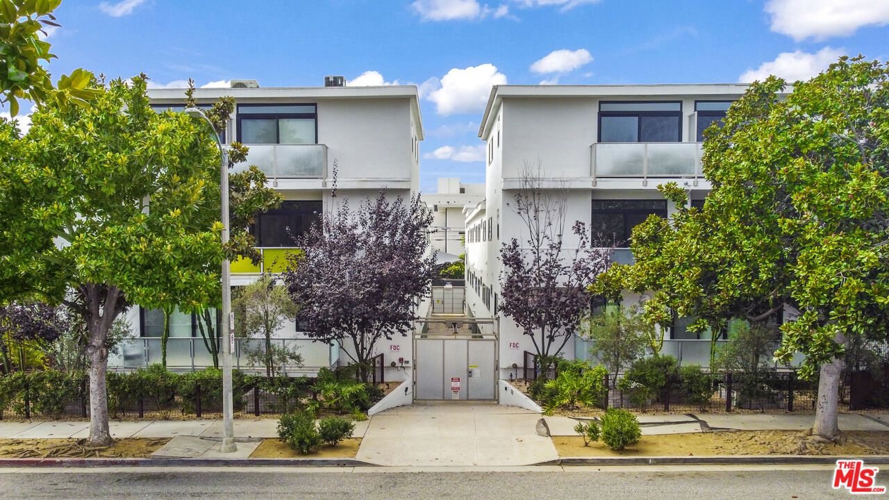 Exterior, Facade, Modern