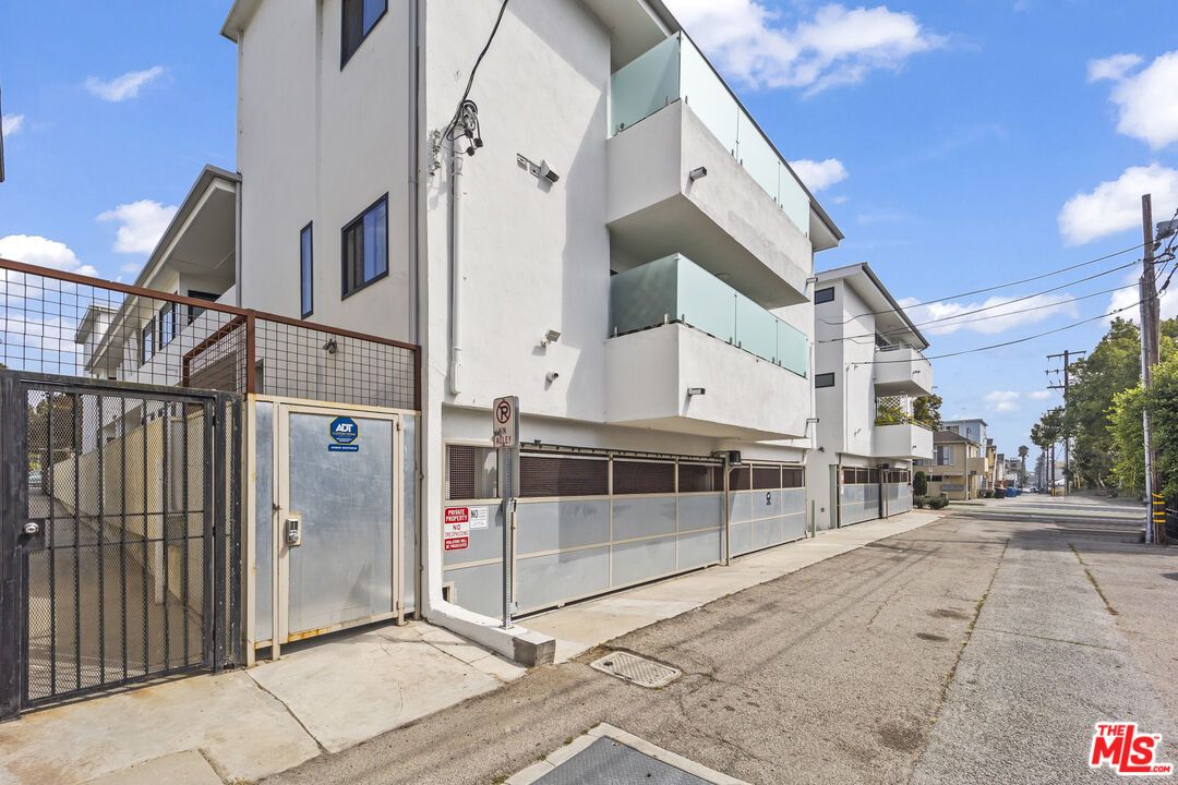 Attached, Exterior, Facade, Modern