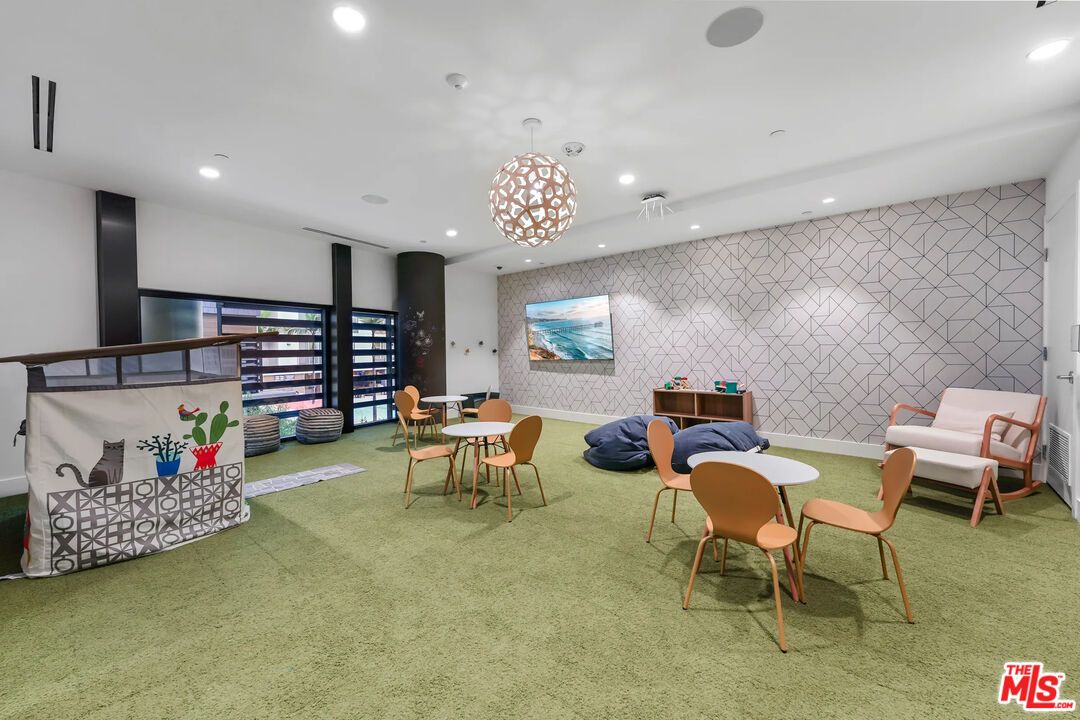 Dining room, Interior, Pendant Lights, Recessed Lighting