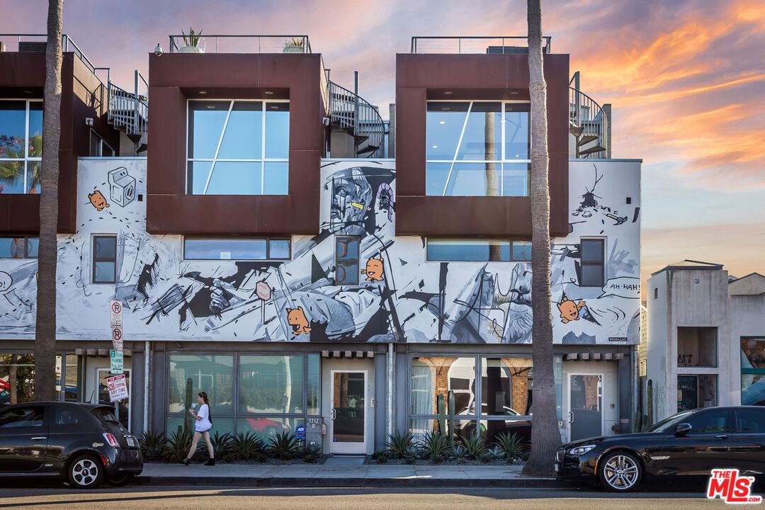 Exterior, Facade, Rowhouse