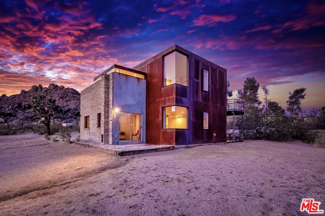 Backyard, Exterior, Facade, Modern