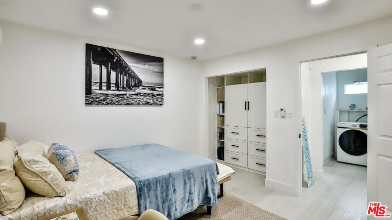Bedroom, Interior, Recessed Lighting, Washer, Wood Texture Flooring