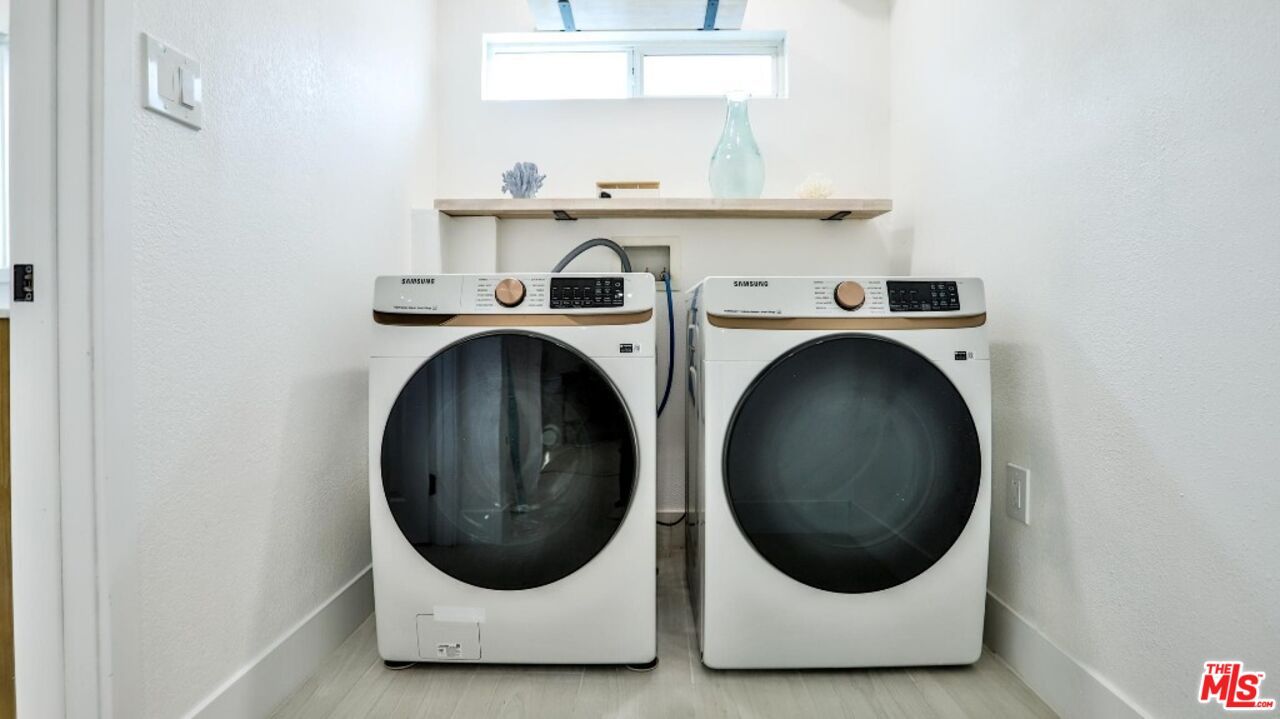 Interior, Washer, Wood Texture Flooring