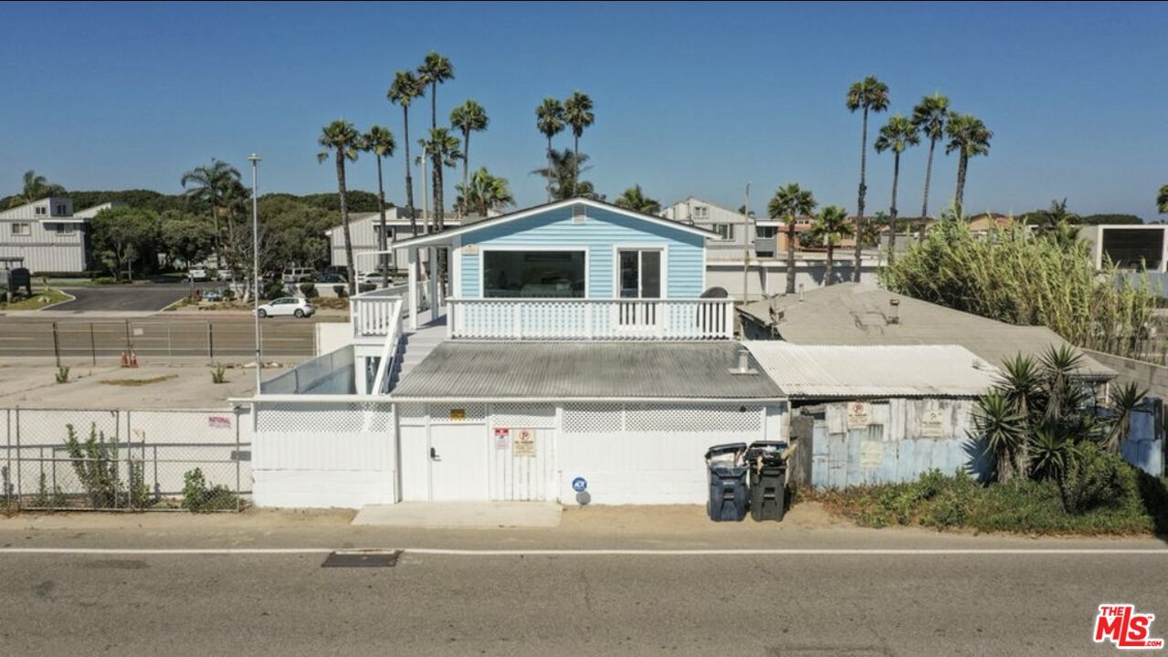 Exterior, Facade, None