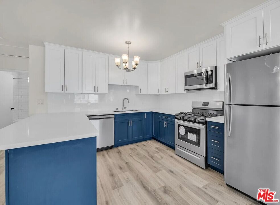 Chandelier, Interior, Kitchen, Stainless Steel Appliances, Wood Texture Flooring