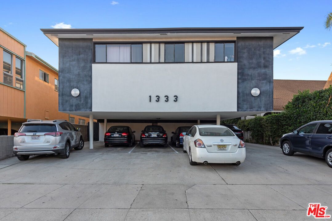 Exterior, Facade, Modern