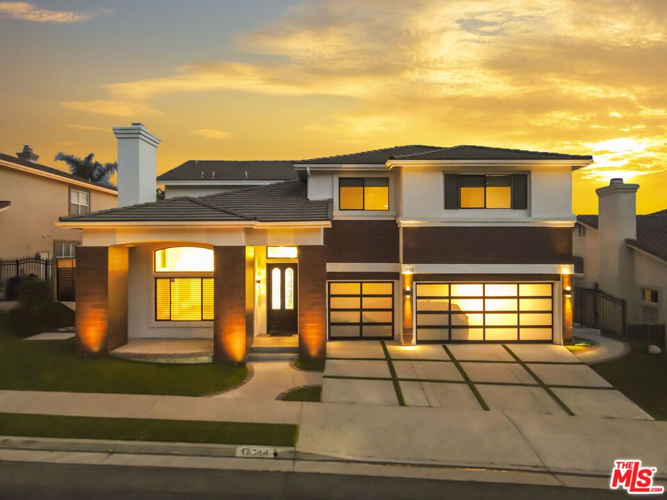 Attached, Exterior, Facade, Modern