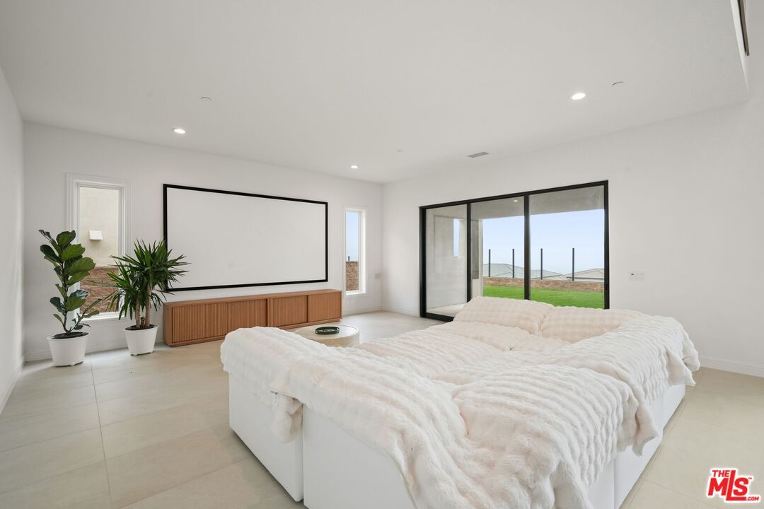 Interior, Projection Screen, Recessed Lighting