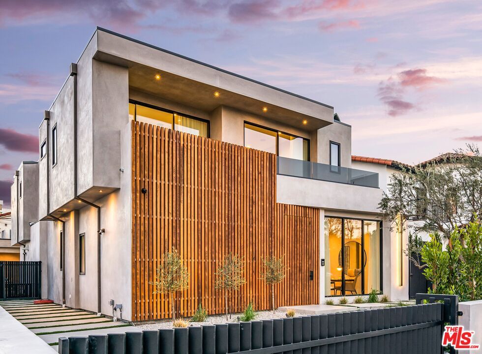 Exterior, Facade, Modern
