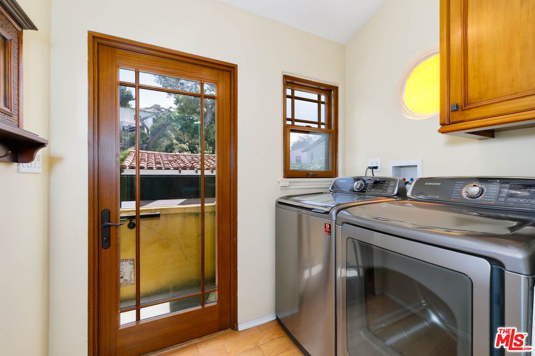 Interior, Washer, Wood Texture Flooring