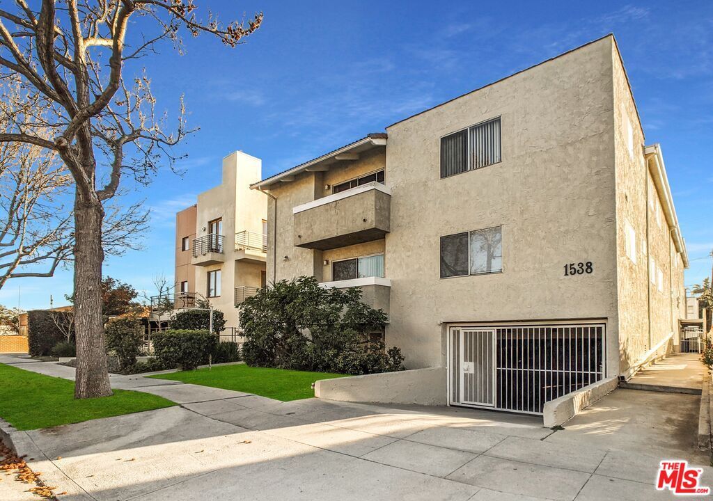Exterior, Facade, Modern