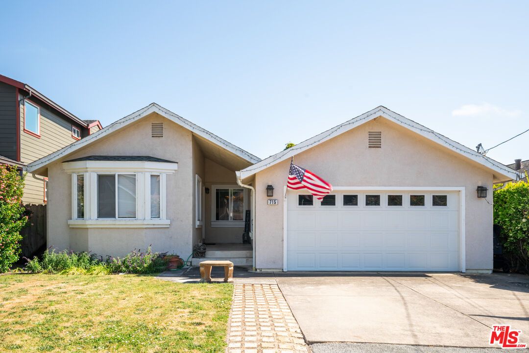 Attached, Exterior, Facade, American Craftsman