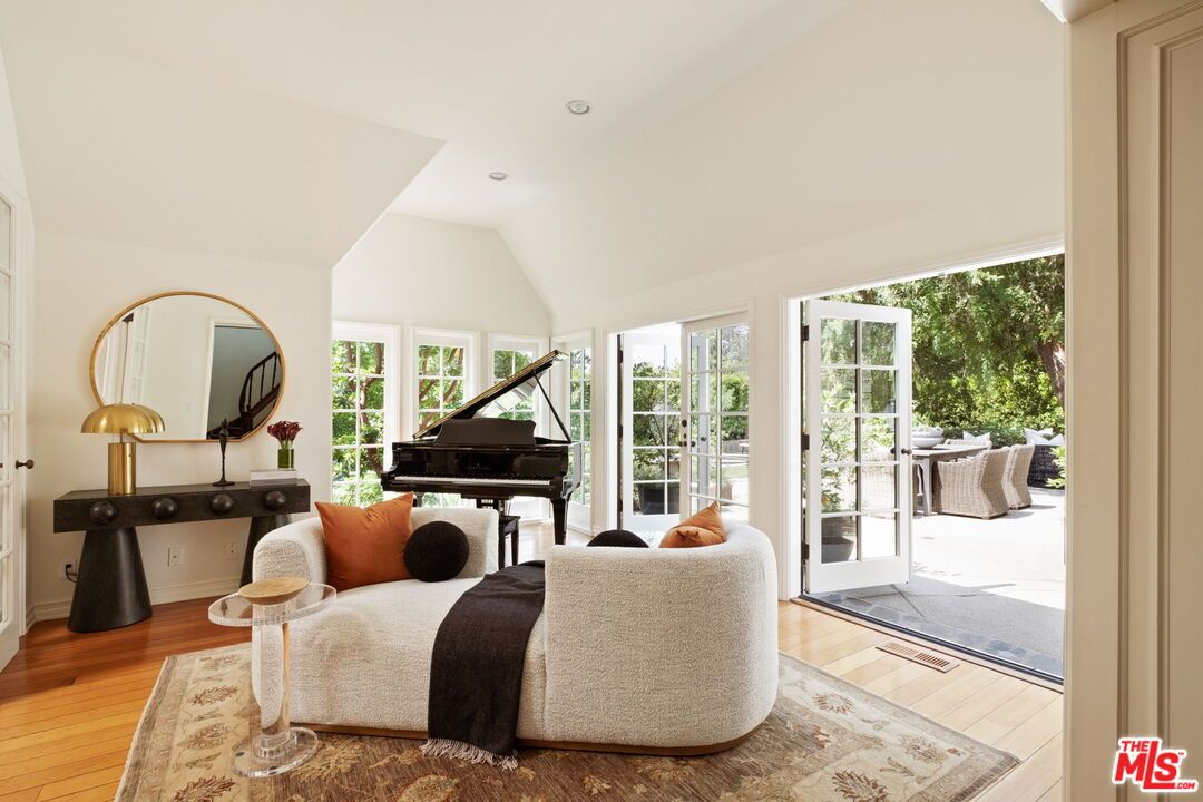 Interior, Piano, Recessed Lighting, Wood Texture Flooring