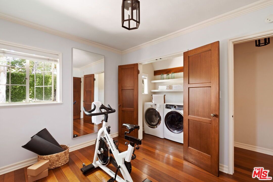 Fitness Equipment, Interior, Washer, Wood Texture Flooring