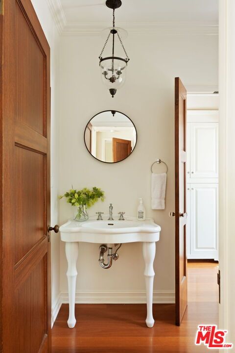 Bathroom, Interior, Pendant Lights, Wood Texture Flooring