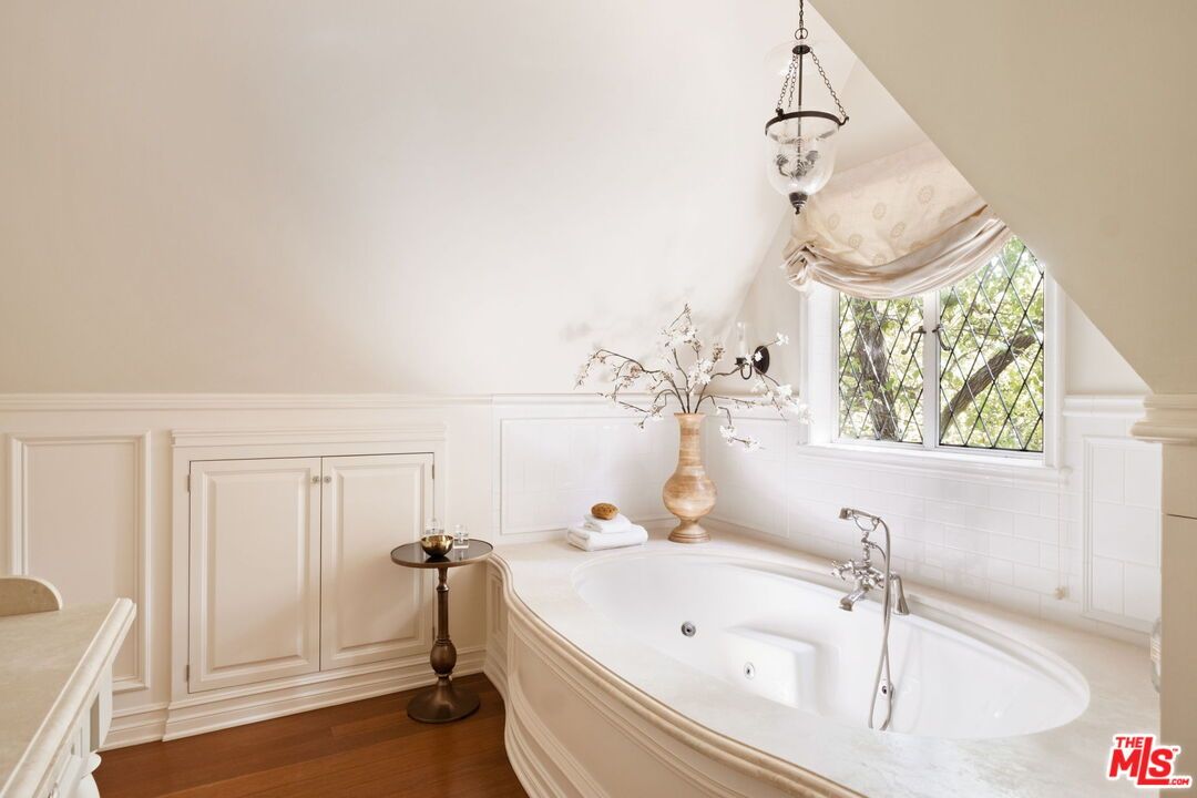 Bathroom, Interior, Pendant Lights, Wood Texture Flooring