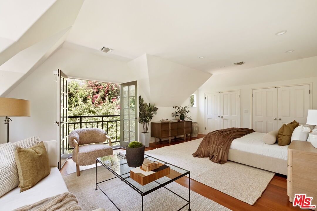 Bedroom, Interior, Living room, Recessed Lighting, Wood Texture Flooring