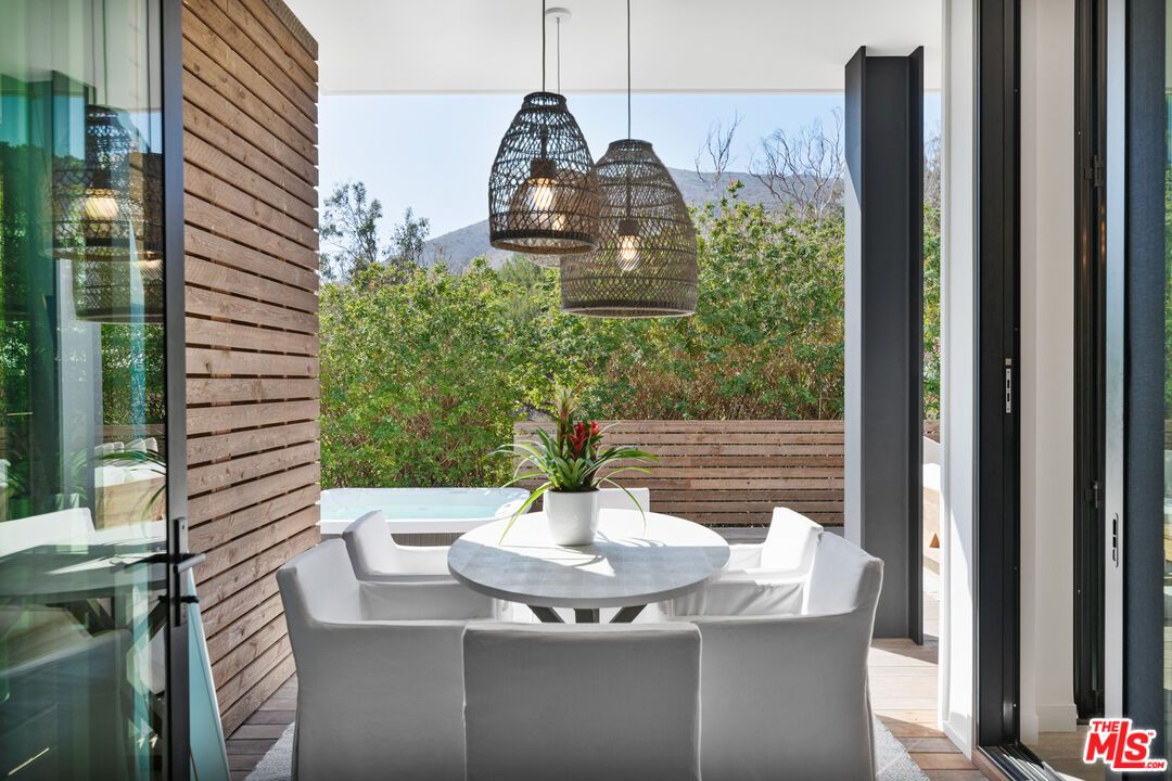 Dining room, Exterior, Pendant Lights