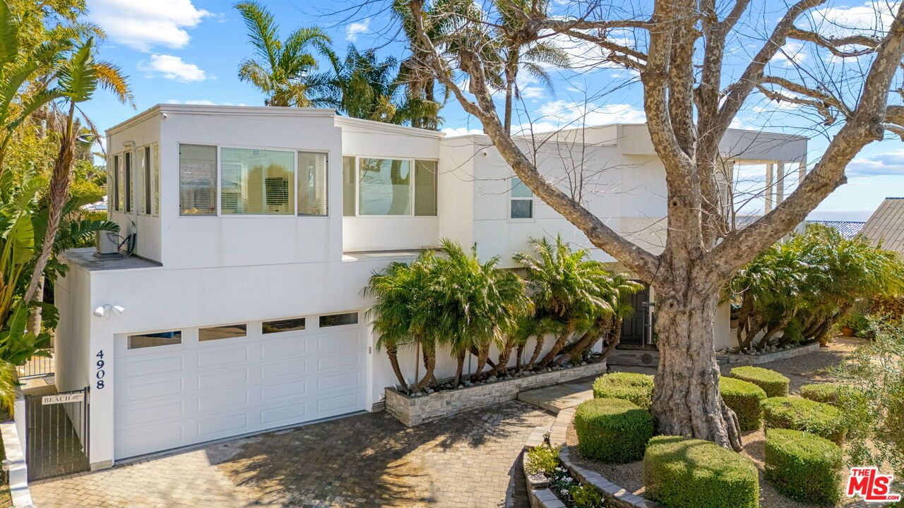 Attached, Exterior, Facade, Modern