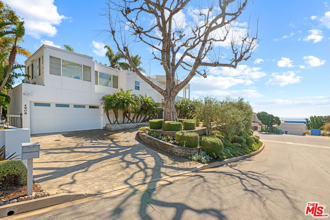 Attached, Exterior, Facade, Modern