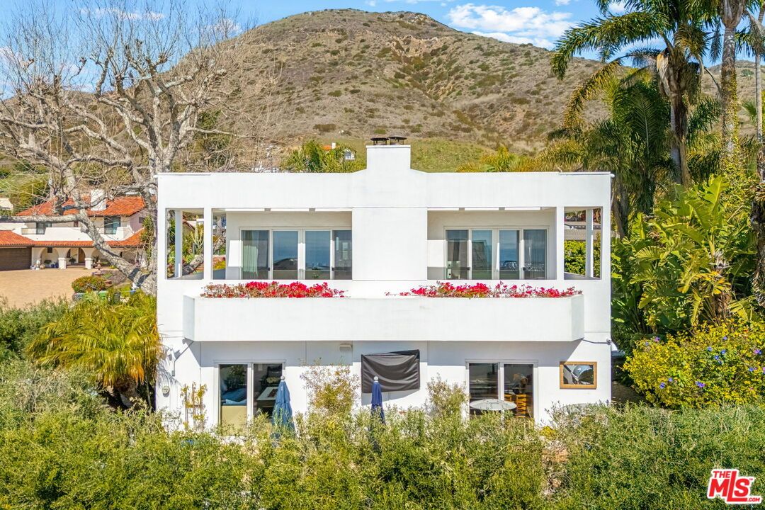 Exterior, Facade, Modern