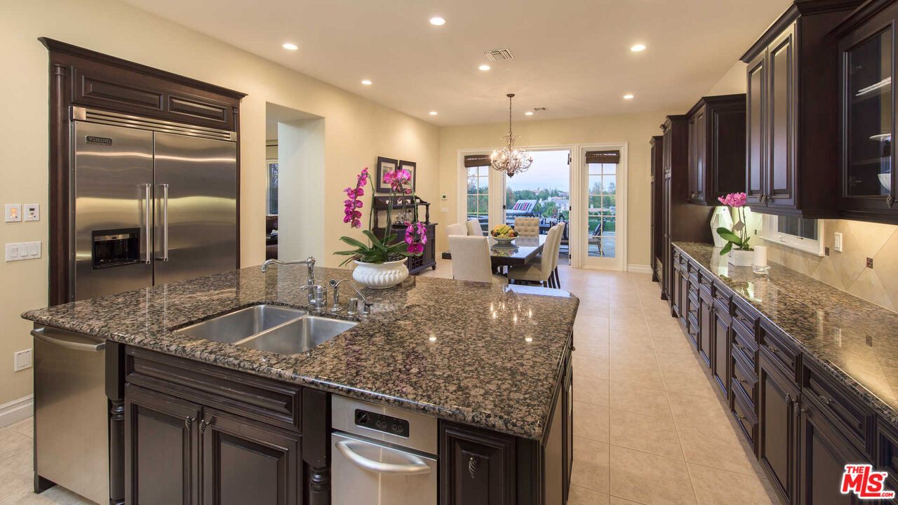 Chandelier, Dining room, Interior, Kitchen, Recessed Lighting, Stainless Steel Appliances