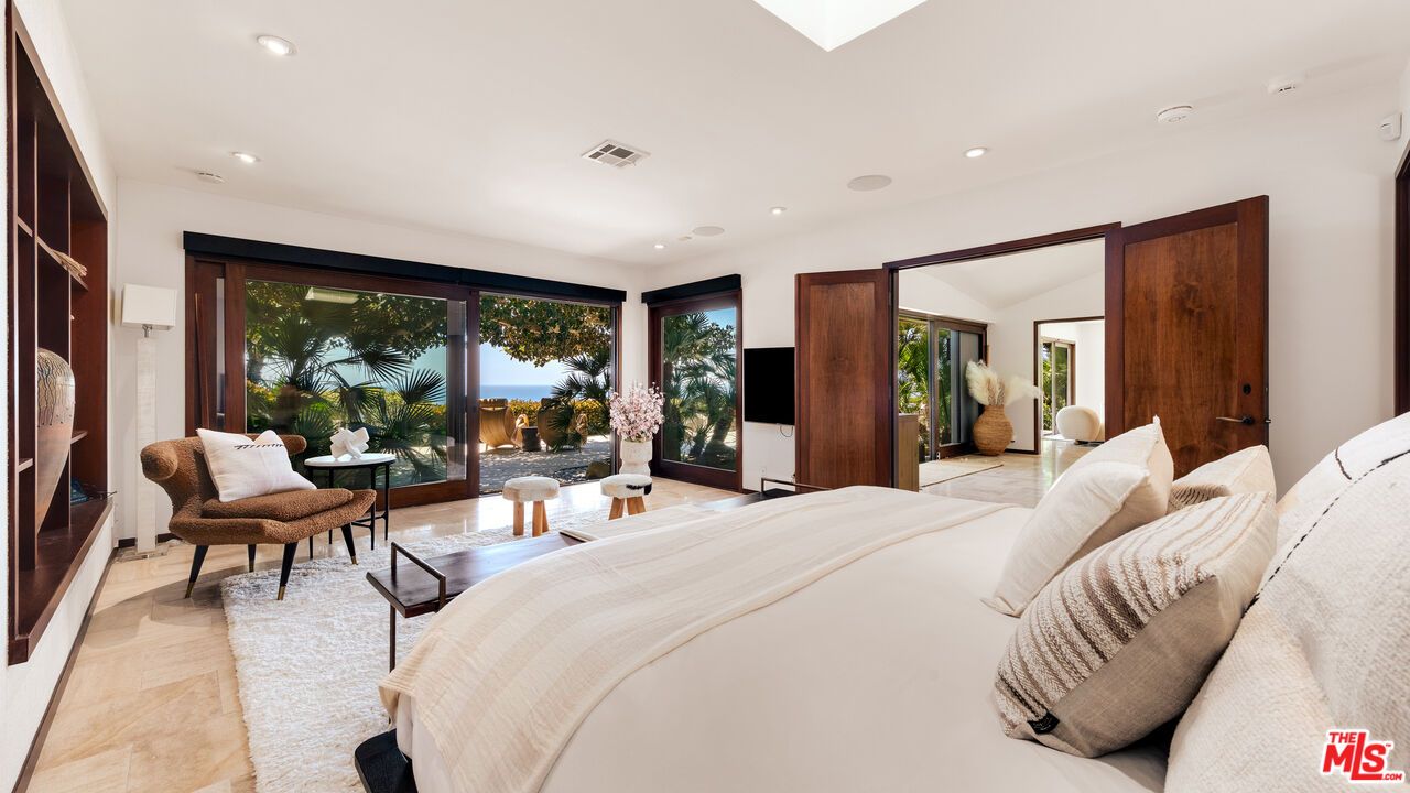 Bedroom, Interior, Recessed Lighting, Water