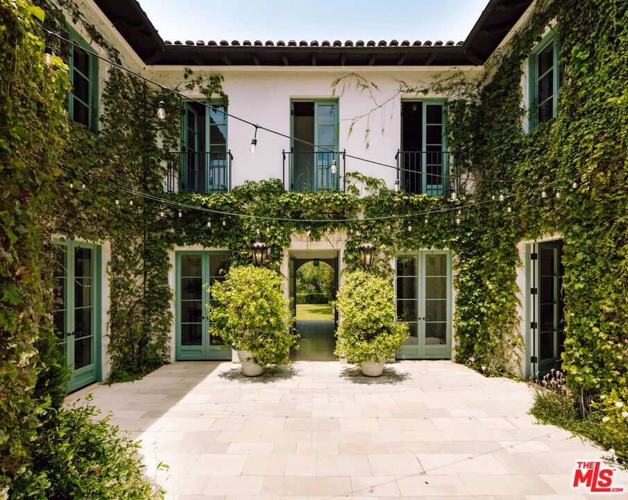 Exterior, Facade, Mediterranean