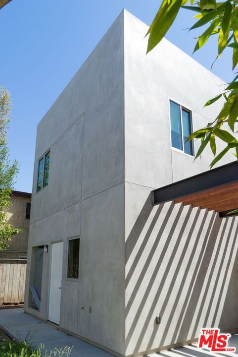 Exterior, Facade, Modern