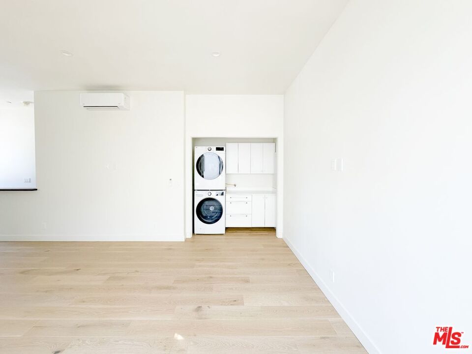 Empty room, Interior, Recessed Lighting, Washer, Wood Texture Flooring
