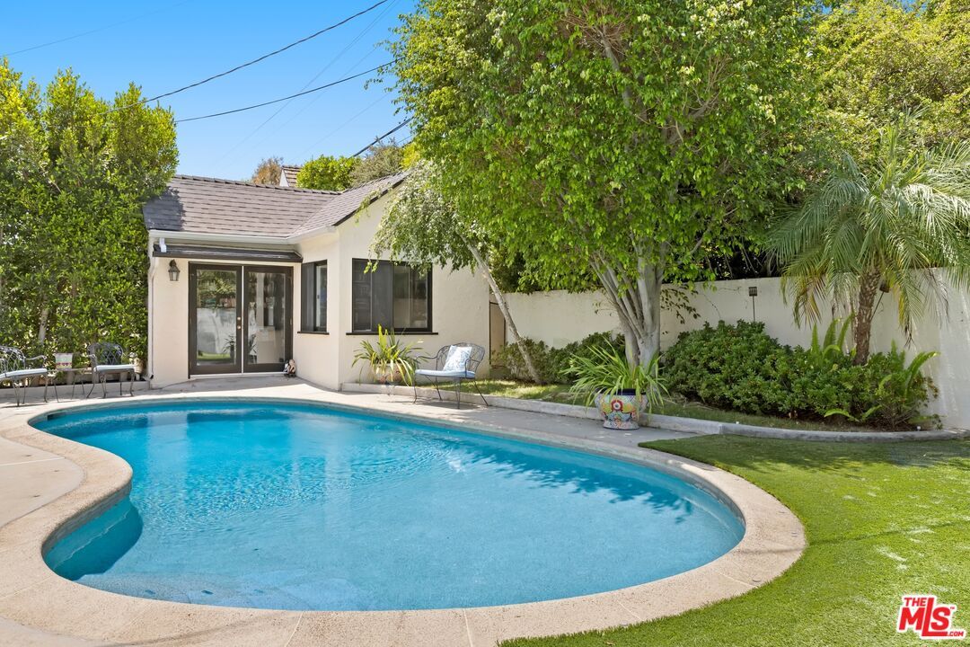 Exterior, Pool