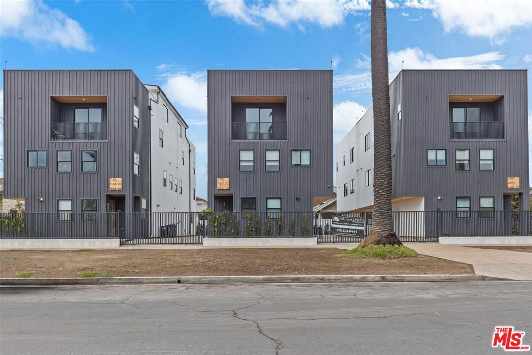 Exterior, Facade, Rowhouse