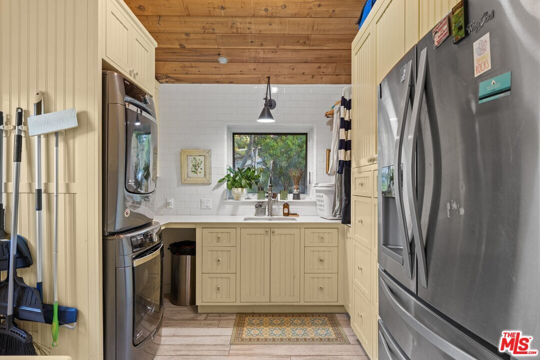 Interior, Kitchen, Pendant Lights, Washer, Wooden Ceilings, Wood Texture Flooring