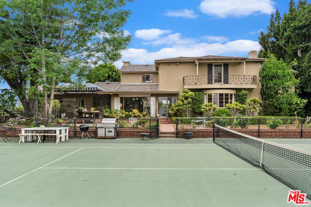 Exterior, Tennis Courts