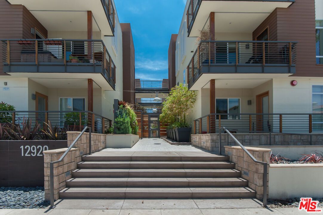 Exterior, Facade, Modern