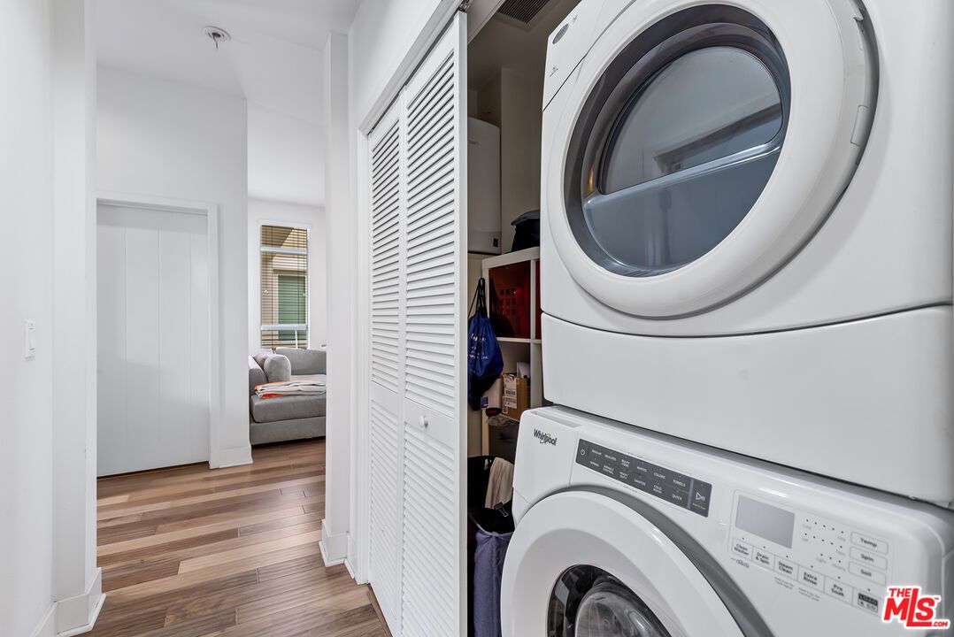 Interior, Utility Closets, Washer, Wood Texture Flooring