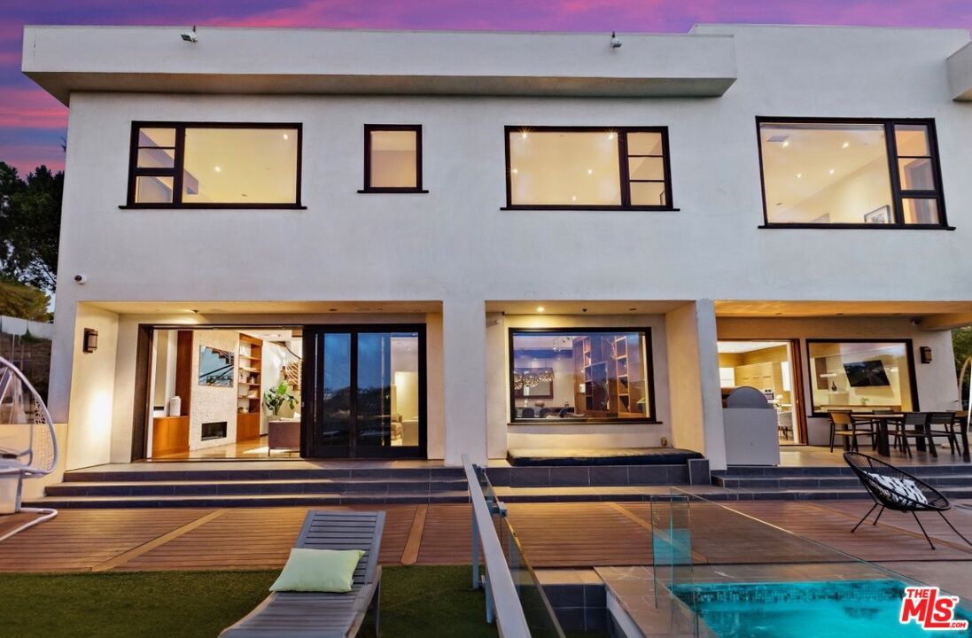 Exterior, Facade, Pool, Modern