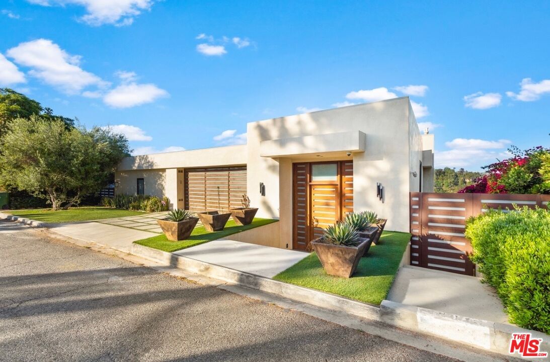 Attached, Backyard, Exterior, Facade, Modern