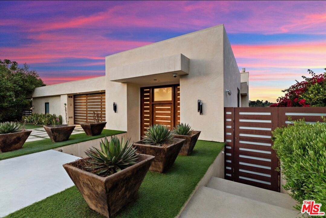 Attached, Backyard, Exterior, Facade, Modern