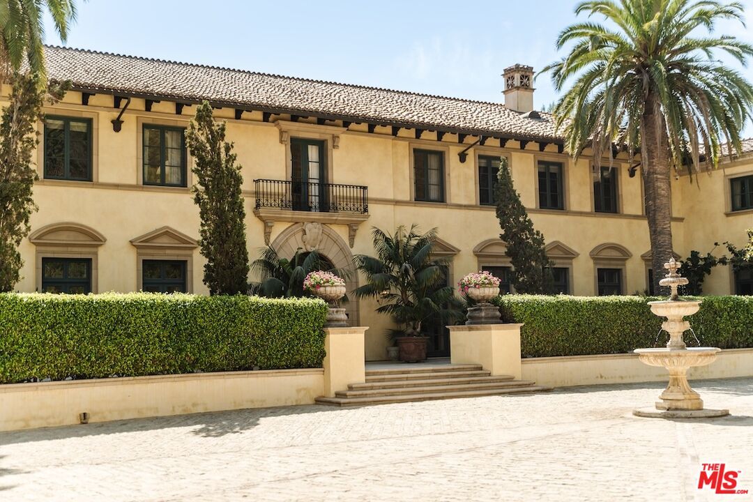Exterior, Facade, Mediterranean