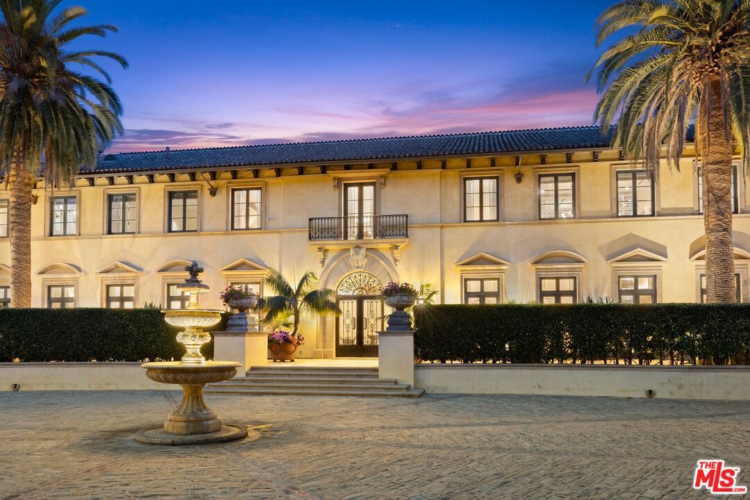 Exterior, Facade, Mediterranean