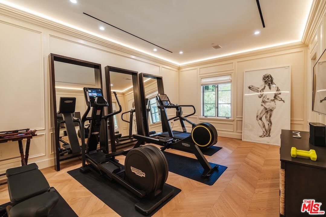 Fitness Equipment, Interior, Recessed Lighting, Wood Texture Flooring