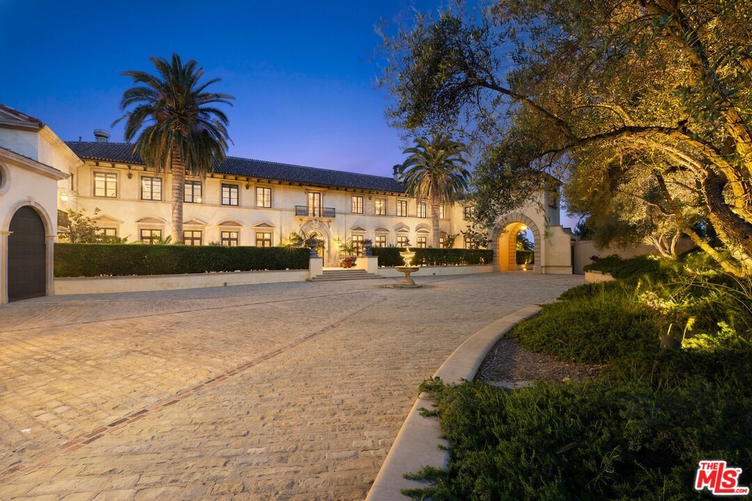 Attached, Backyard, Exterior, Facade, French Provincial