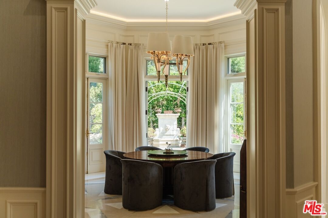 Chandelier, Dining room, Interior