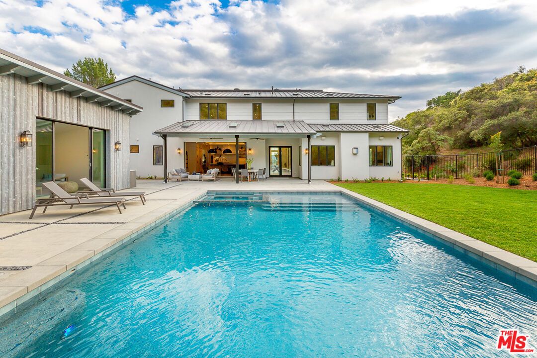 Exterior, Pool