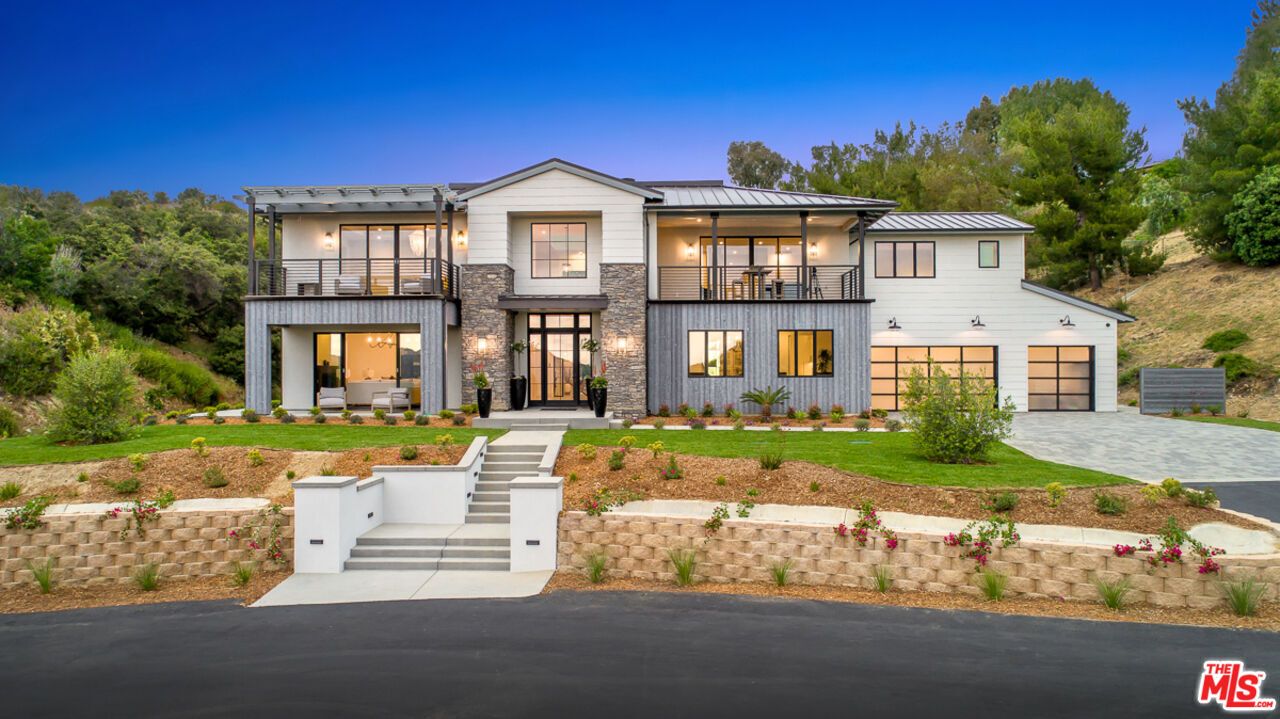 Attached, Exterior, Facade, Modern
