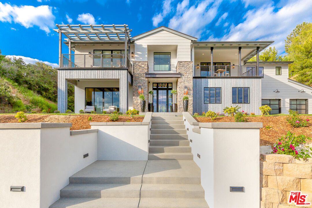 Exterior, Facade, Modern