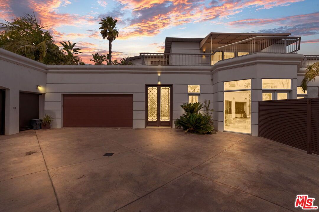 Attached, Exterior, Facade, Modern
