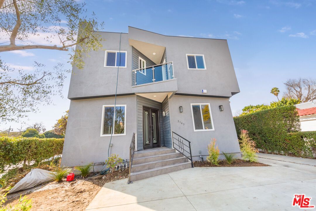 Exterior, Facade, Modern