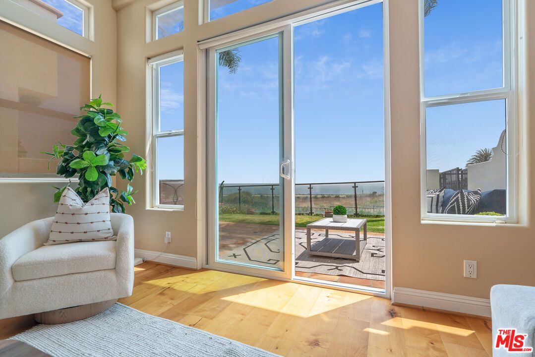 Interior, Sun Room, Wood Texture Flooring